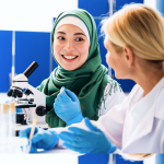 Dua orang laboran sedang berbincang dilaboratorium.