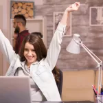 potret-tersenyum-cantik-muda-bisnis-wanita-duduk-tempat kerja