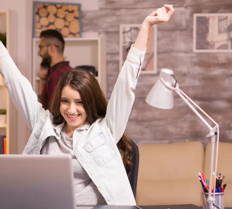 potret-tersenyum-cantik-muda-bisnis-wanita-duduk-tempat kerja